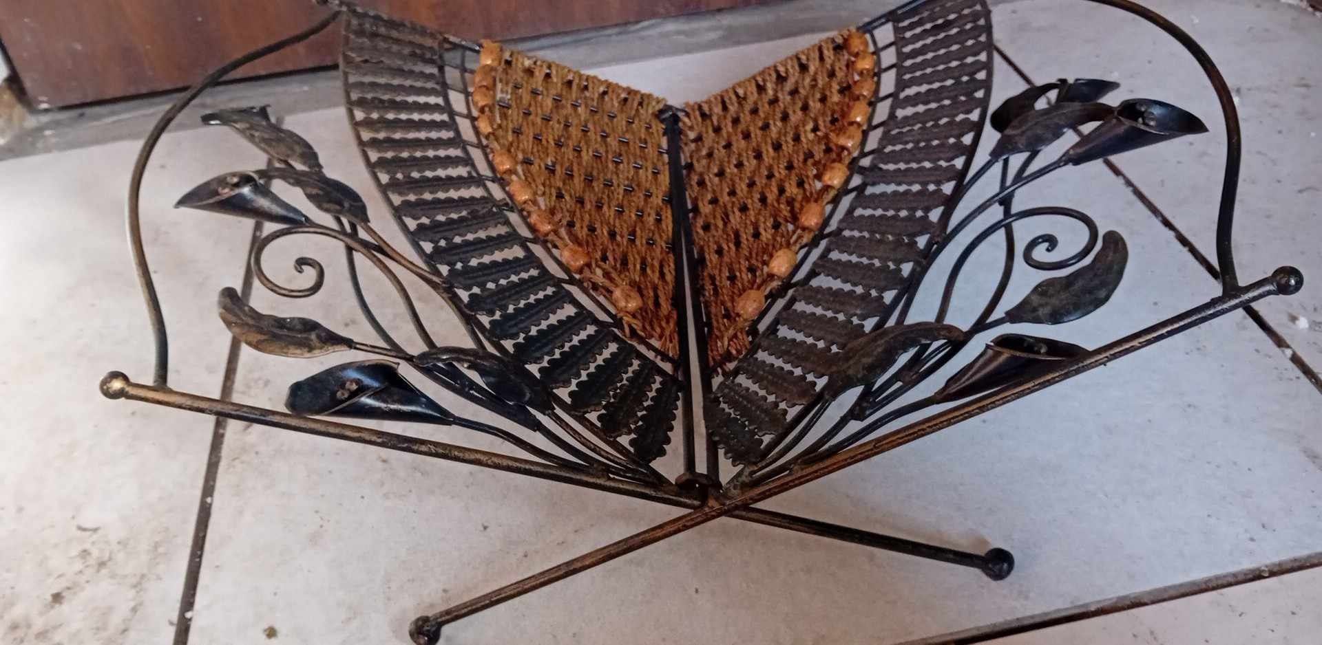 Gazetnik i stojak na wino