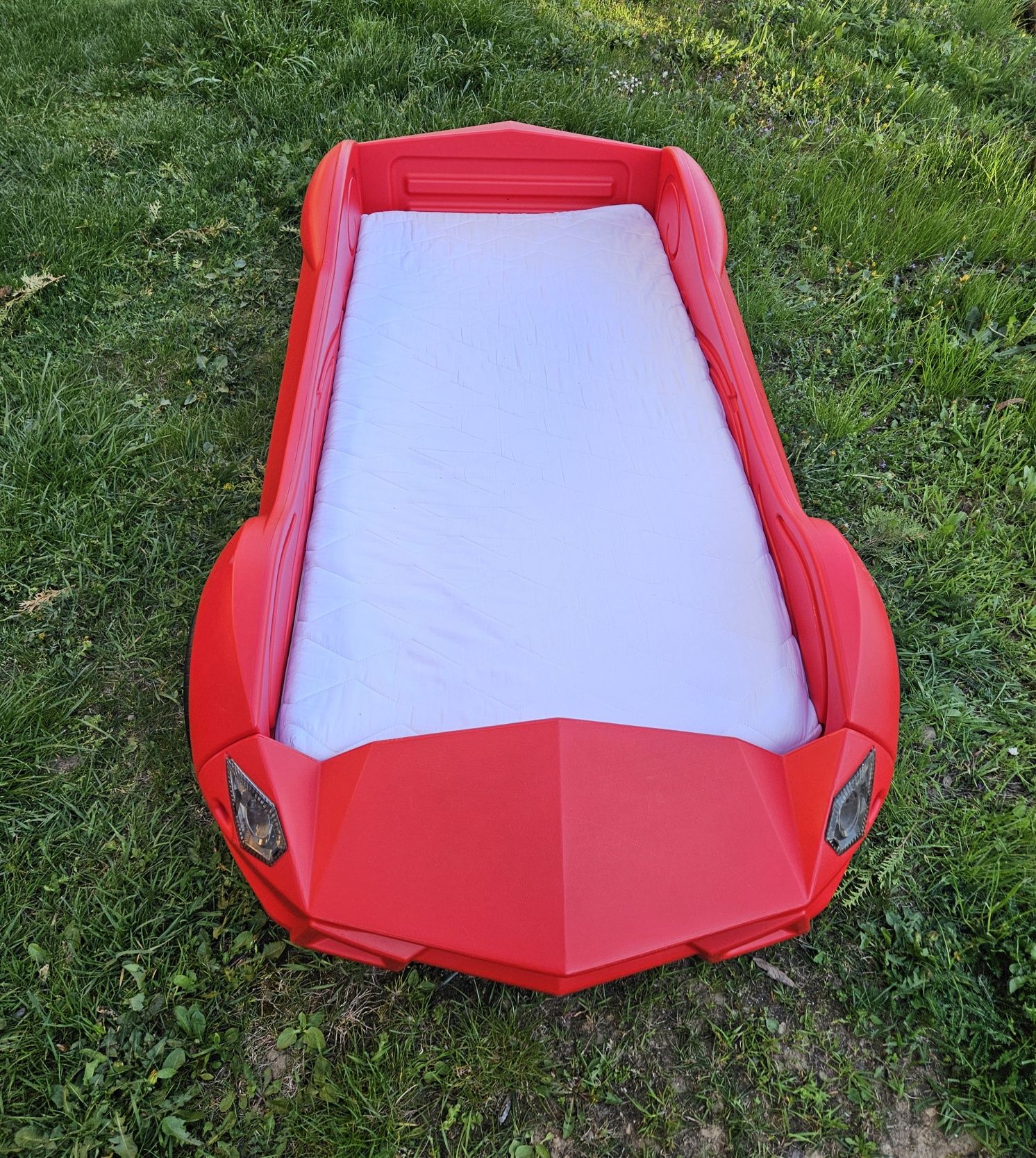 Piekne czerwone łóżko samochód lamborghini