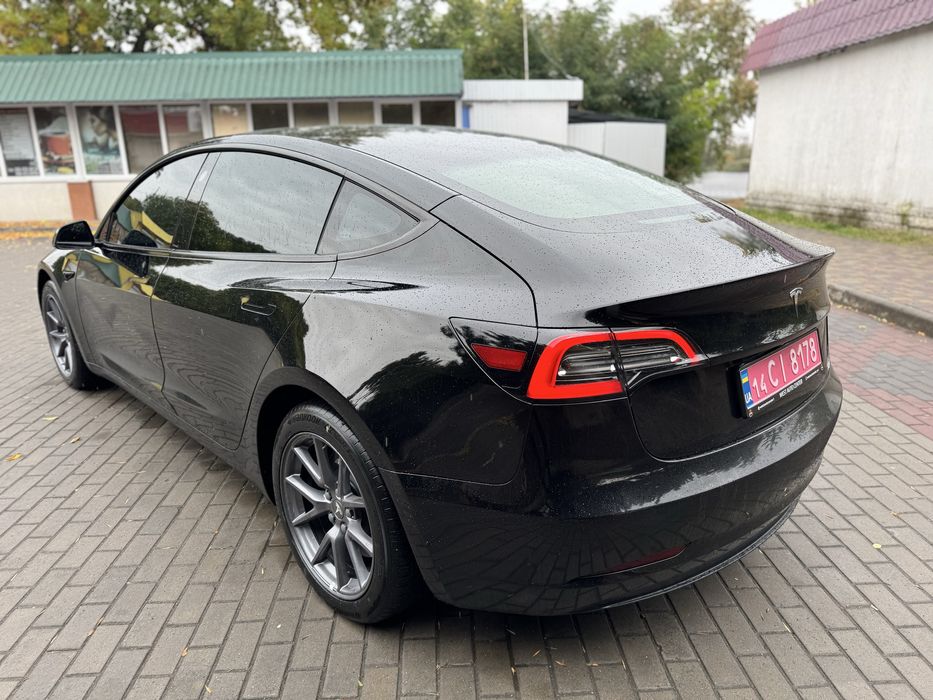 Tesla model 3 2023 рік