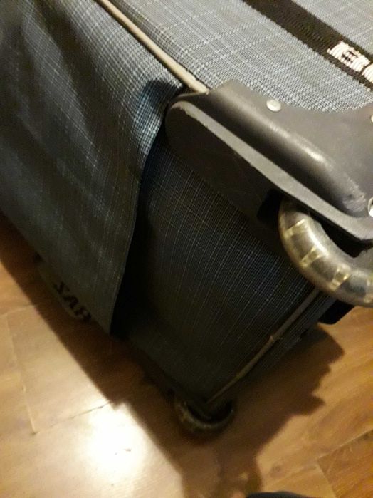 Duża walizka podróżna na kółkach