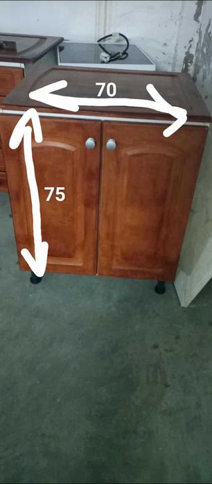 Um pequeno armário com quatro compartimentos, parecendo novo