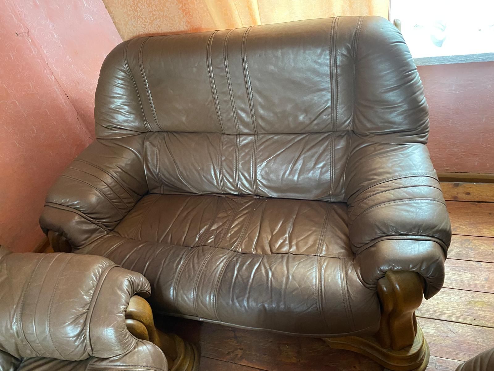 Meble skórzane na dębowym stelażu