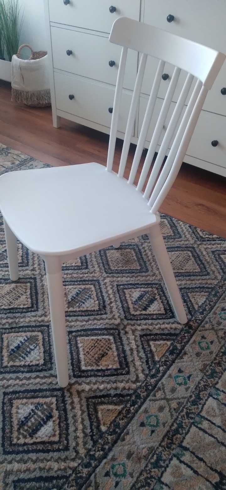 Stol z krzesłami