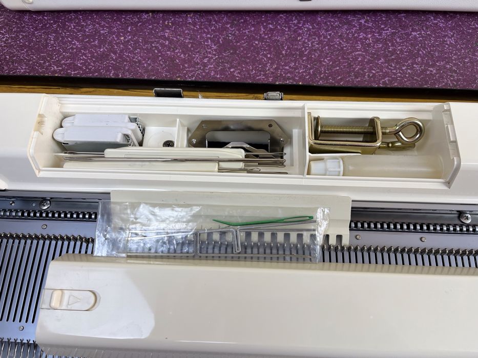 Вязальная электронная машина Brother KH 930, Topical 3