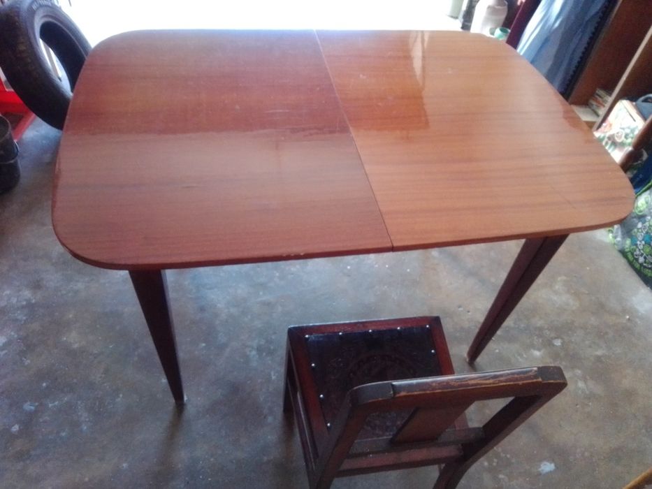 Mesa de sala com 4 cadeiras