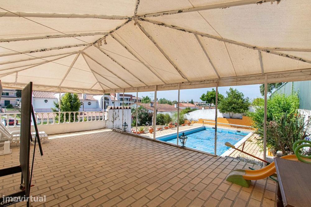 T4 +1 com jardim, piscina e garagem