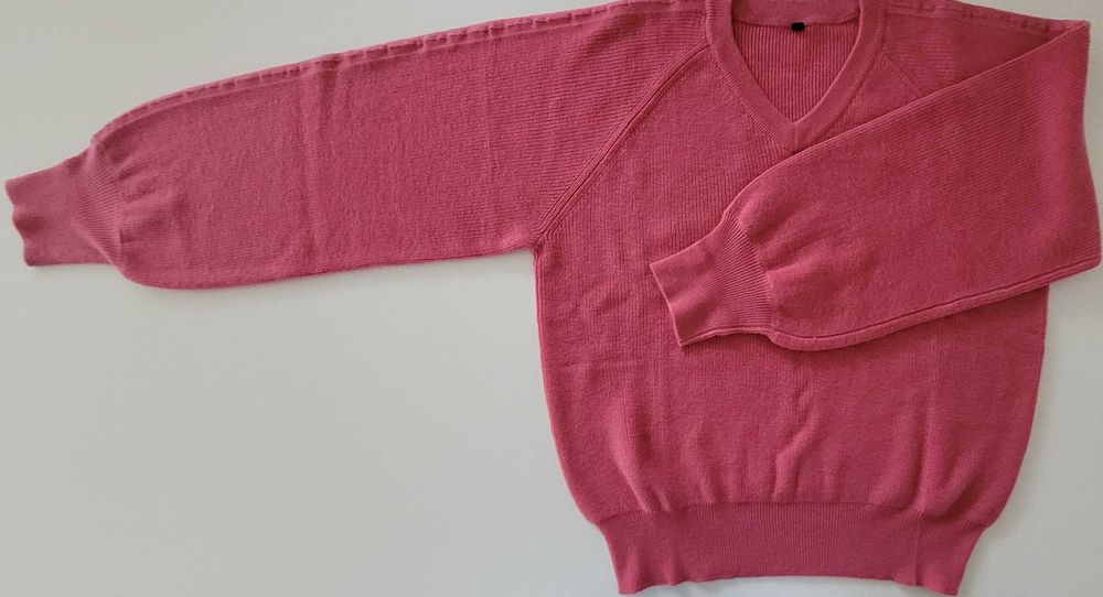 Sweter damski luźny V-neck, róż, wełna 60%, rozmiar M