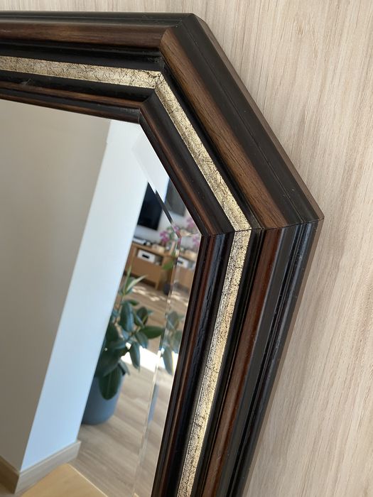 Espelho com moldura de madeira