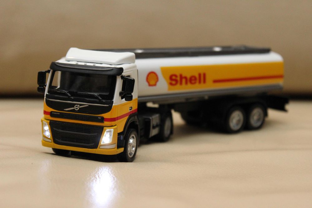 Model ciężarówki ciężarówka TIR cysterna jak Volvo światła dźwięk 1:50