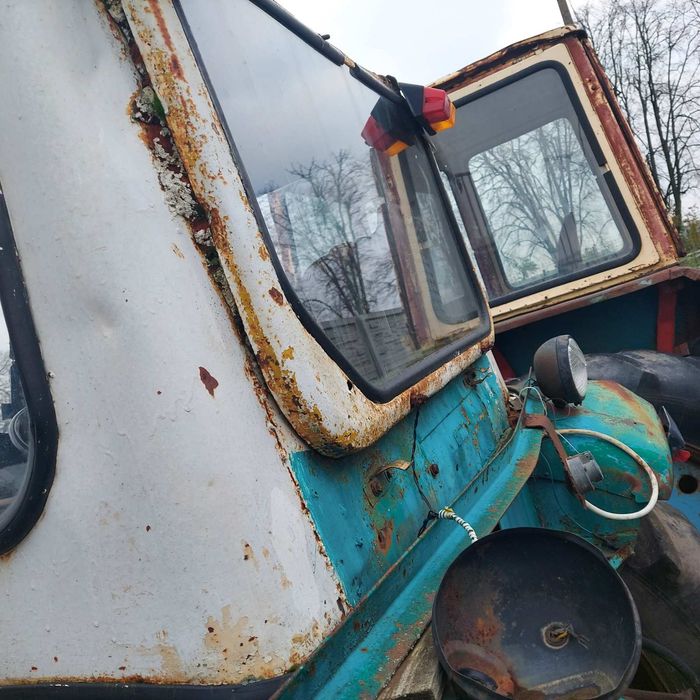 Трактор ЮМЗ 6 в робочему стані