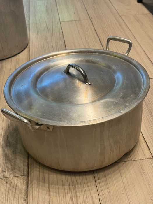 Panela de 40 cm de diâmetro em metal