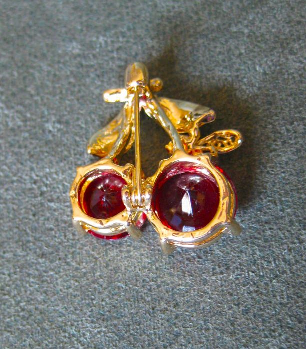 Alfinete / Broche / Pregadeira 2 Cerejas NOVO