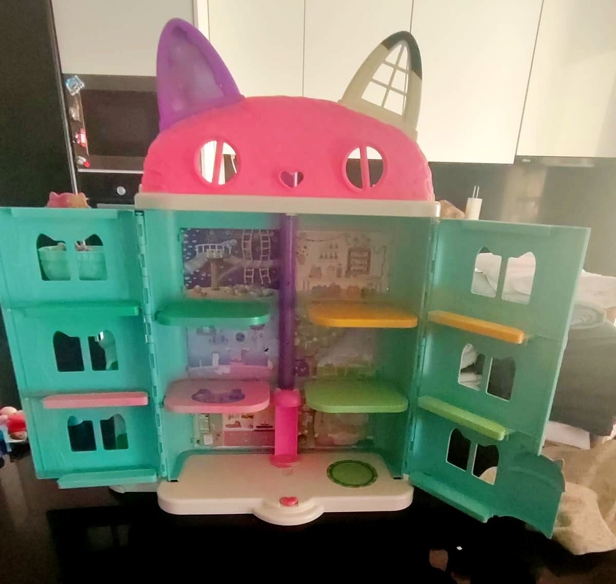 Casa de bonecas da Gabby com extras.