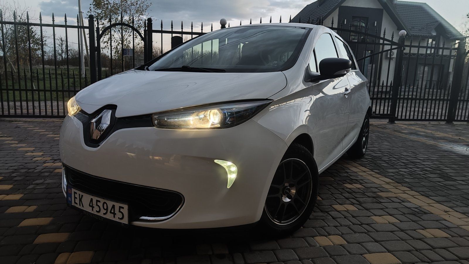 Продам електромобіль Renault Zoe  2017 року білого кольору