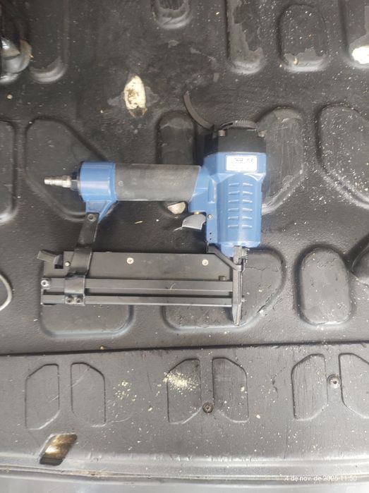 Vendo uma serra circular deslizante e um compressor de ar com grampead