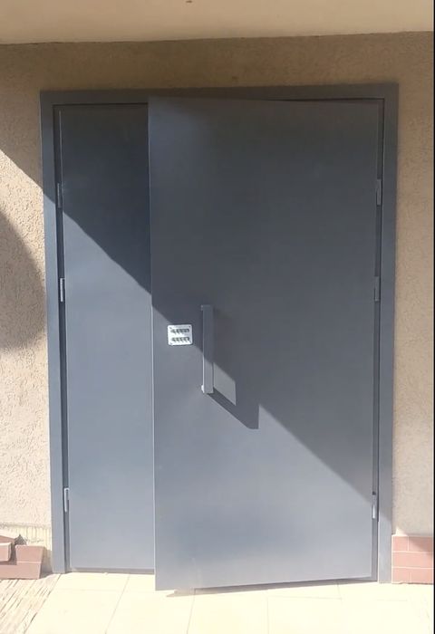 Металеві вхідні двері в під'їзд/тамбур з кодовим замком/нестандарти