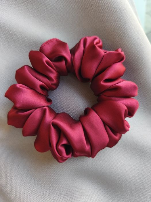 Gumka do włosów jedwabna scrunchie bordowa
