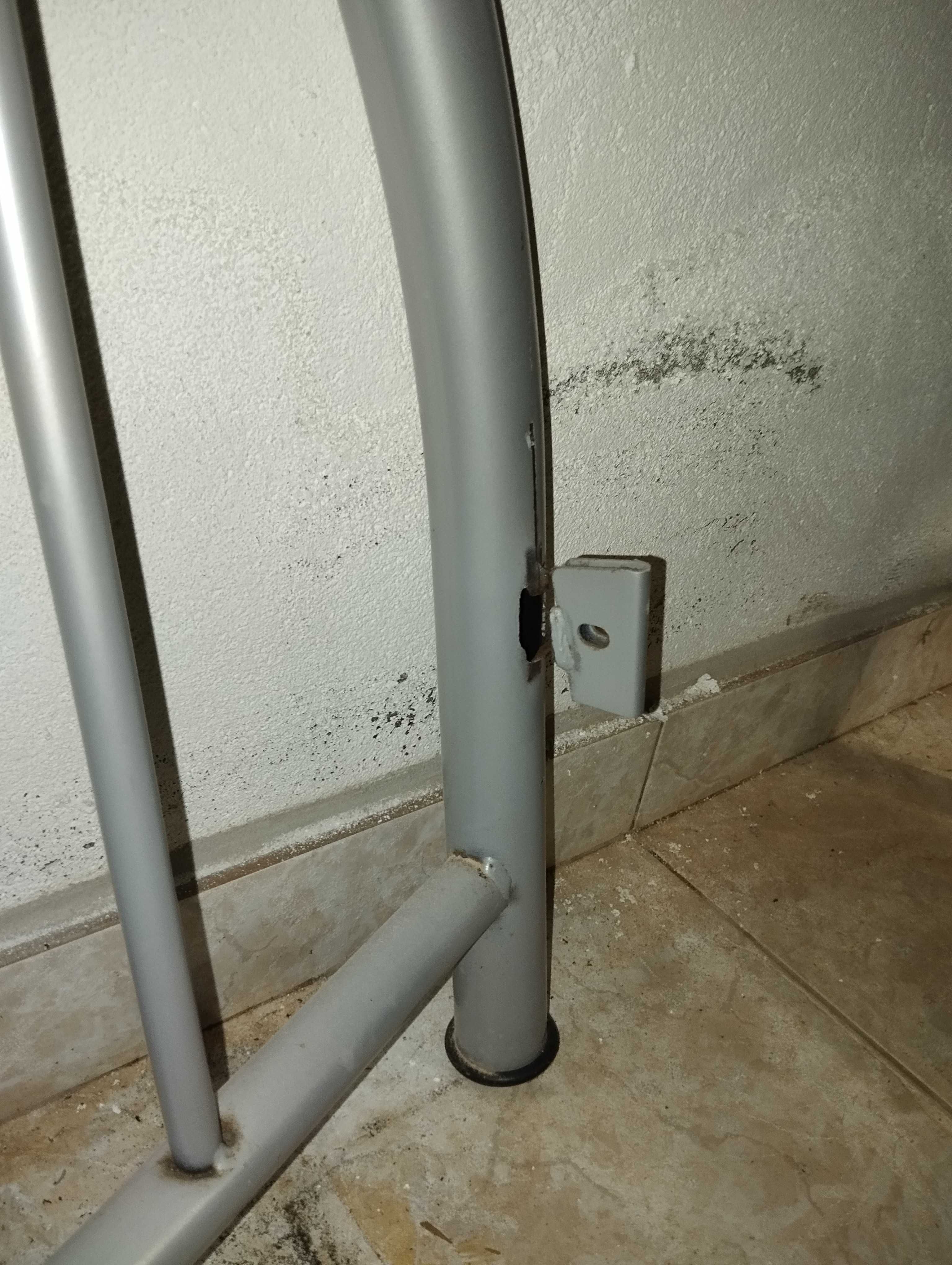 Cama de solteiro metálica (para arranjo)