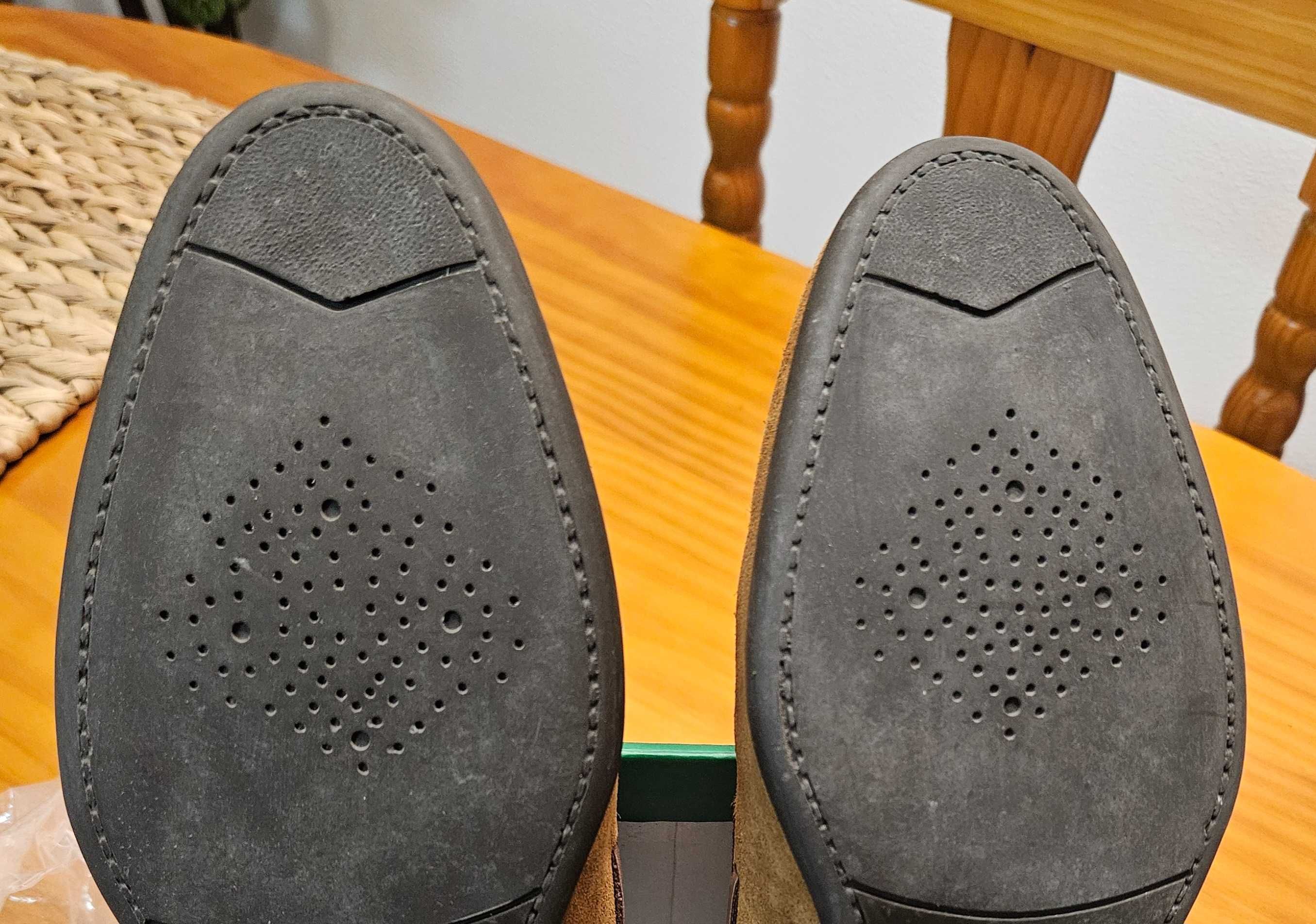 Sapatos em camurça número 40 , usados apenas uma vez , estado novo