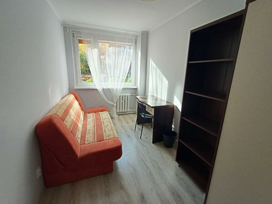 Przytulny pokój w mieszkaniu po remoncie.