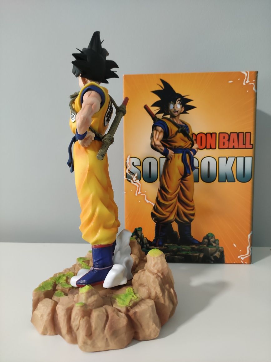 Figura Goku (Dragon Ball) com base 32cm (com Caixa)