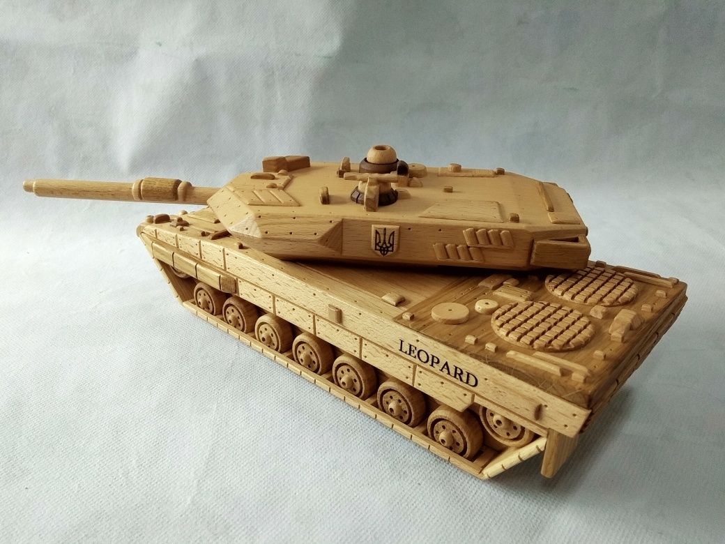Сувенір  з дерева танк  ,,Leopard''