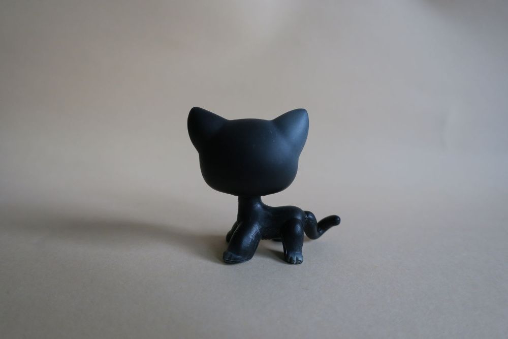 Czarny kot shorthair pet shop Lps różowe uszy