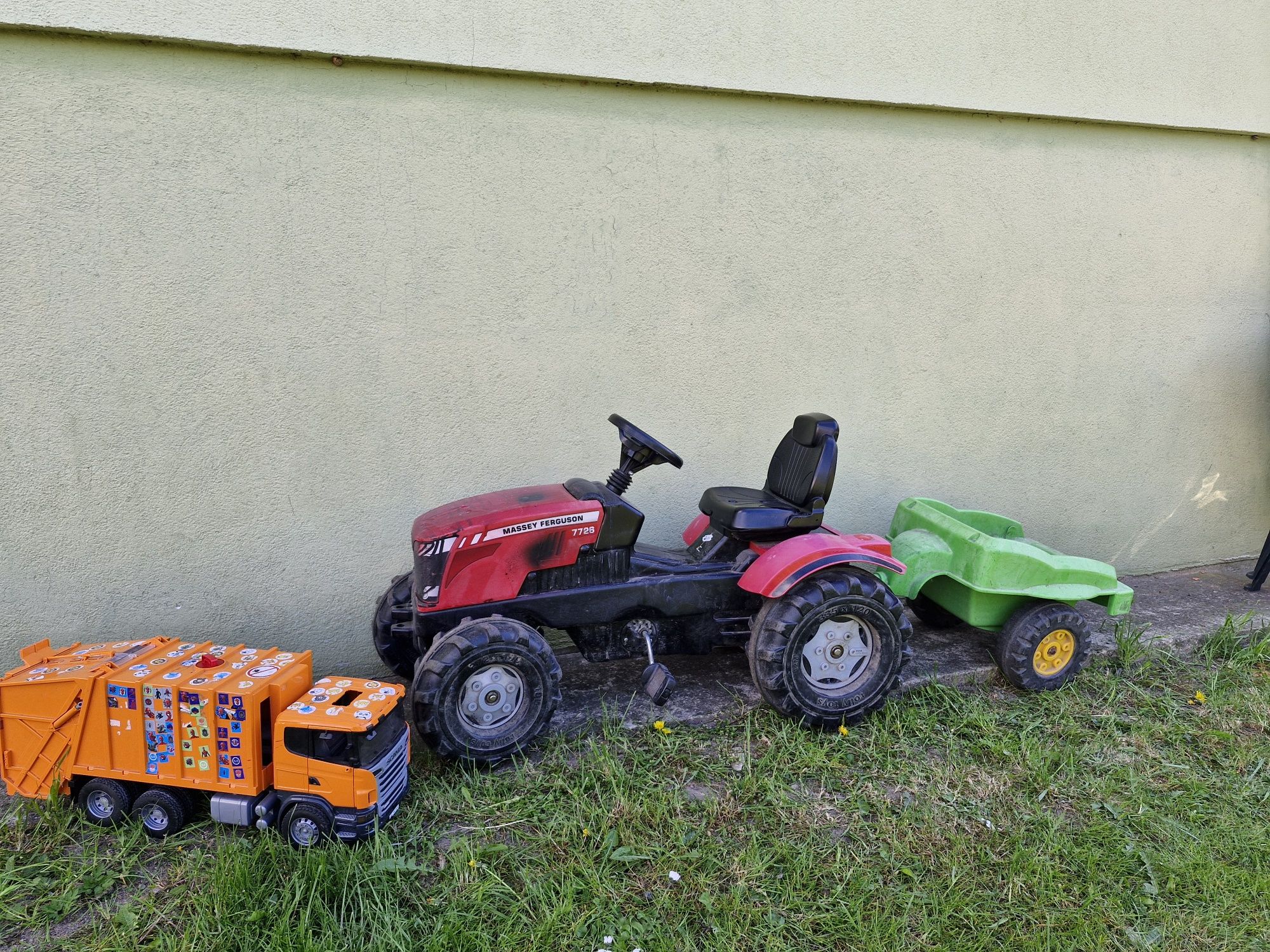 Traktor Ferguson dla dzieci z pedałami, gratis śmieciarka Bruder