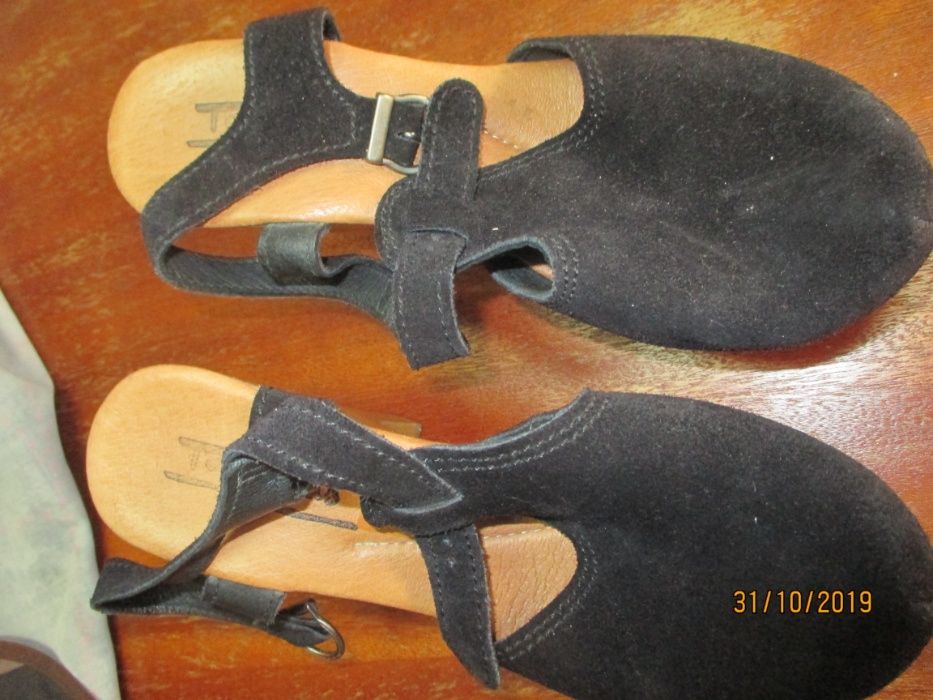 2 pares de sapatos de senhora