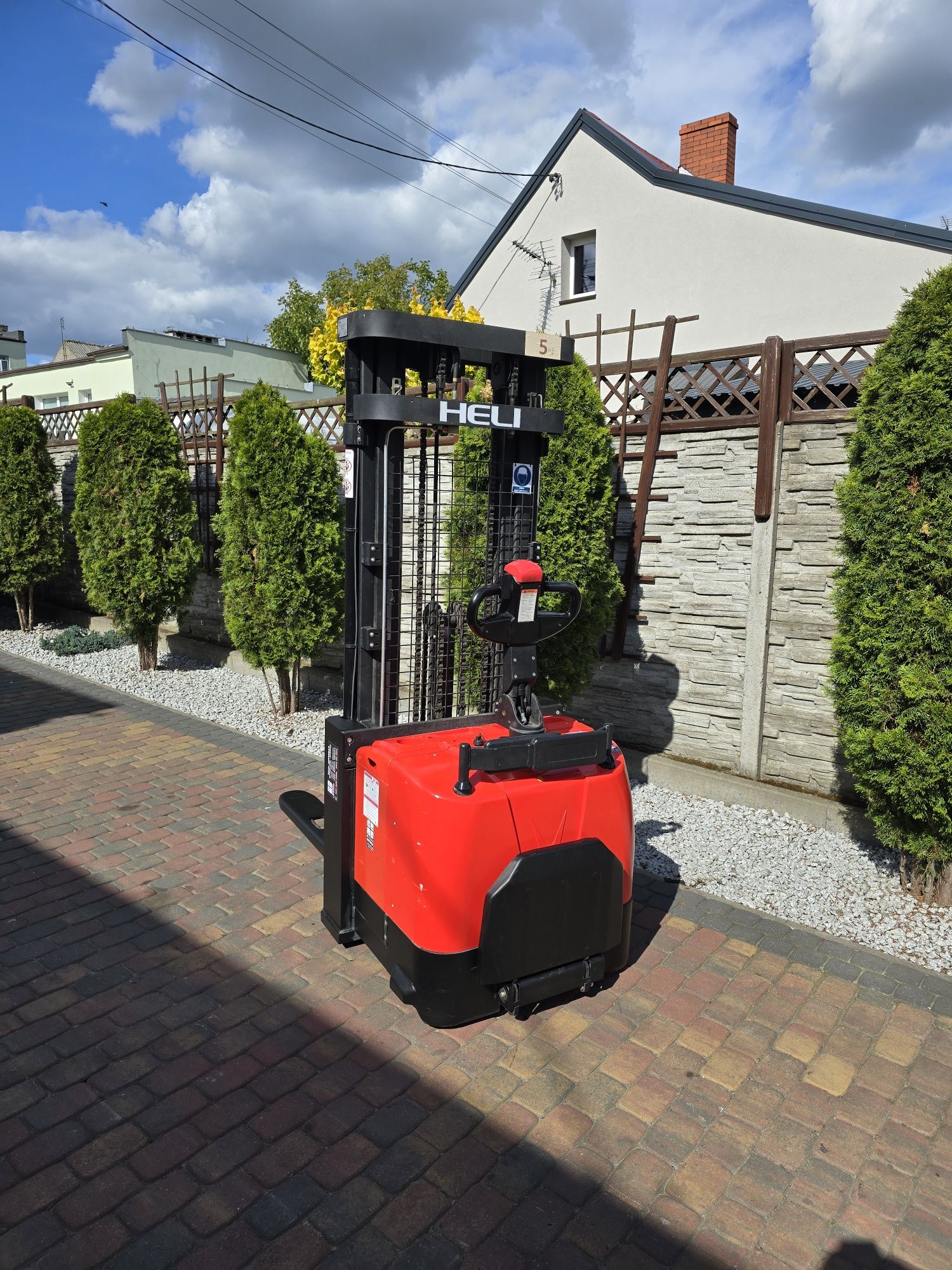 Wózek paletowy masztowy elektryczny triplex UDT Heli 2019r 1.6t widlak