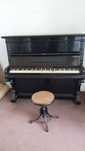 Piano vintage preto com banco