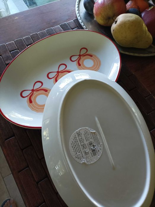 Półmiski ceramiczne z czerwonym rantem