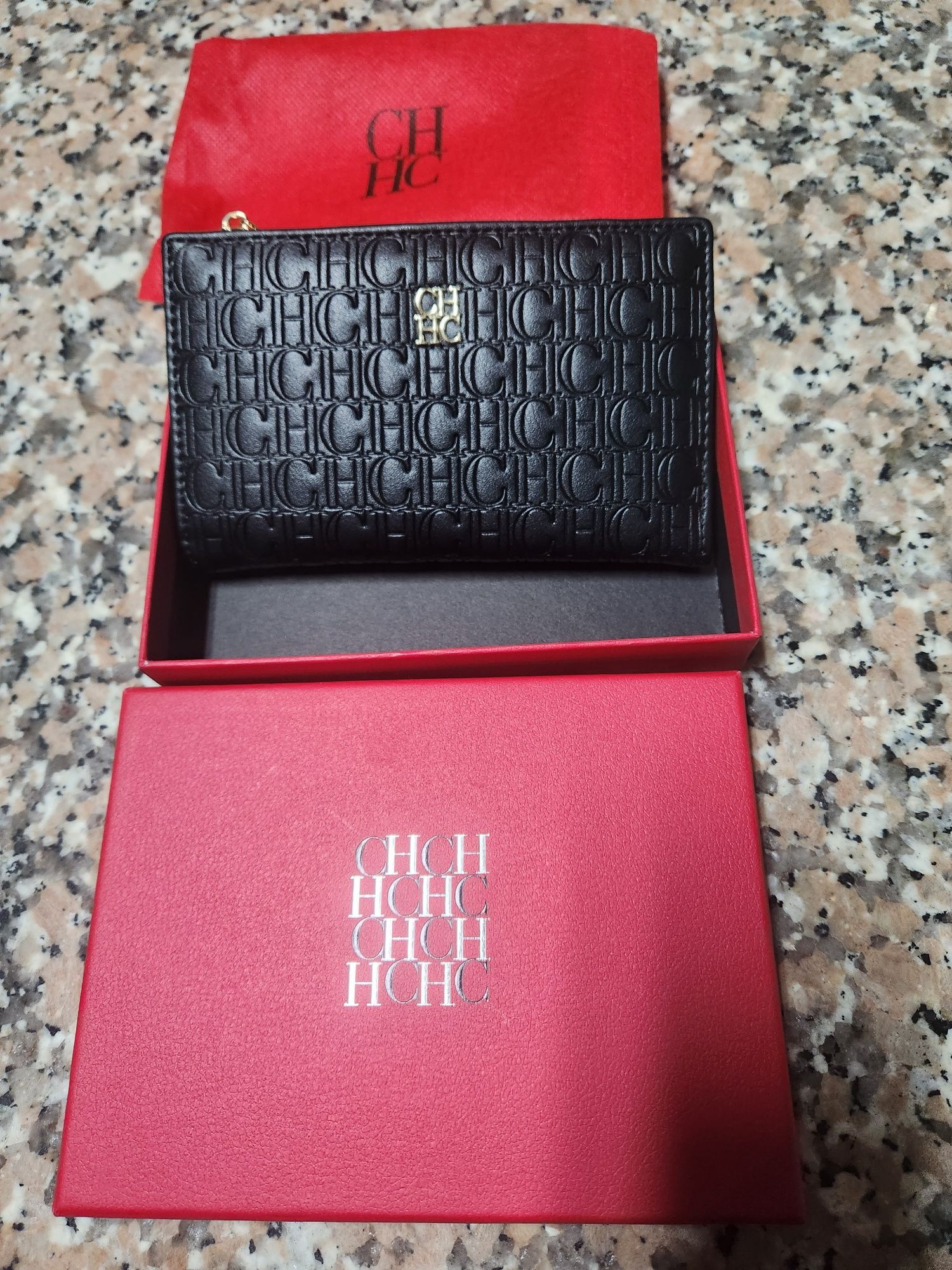 Carolina Herrera porta moedas