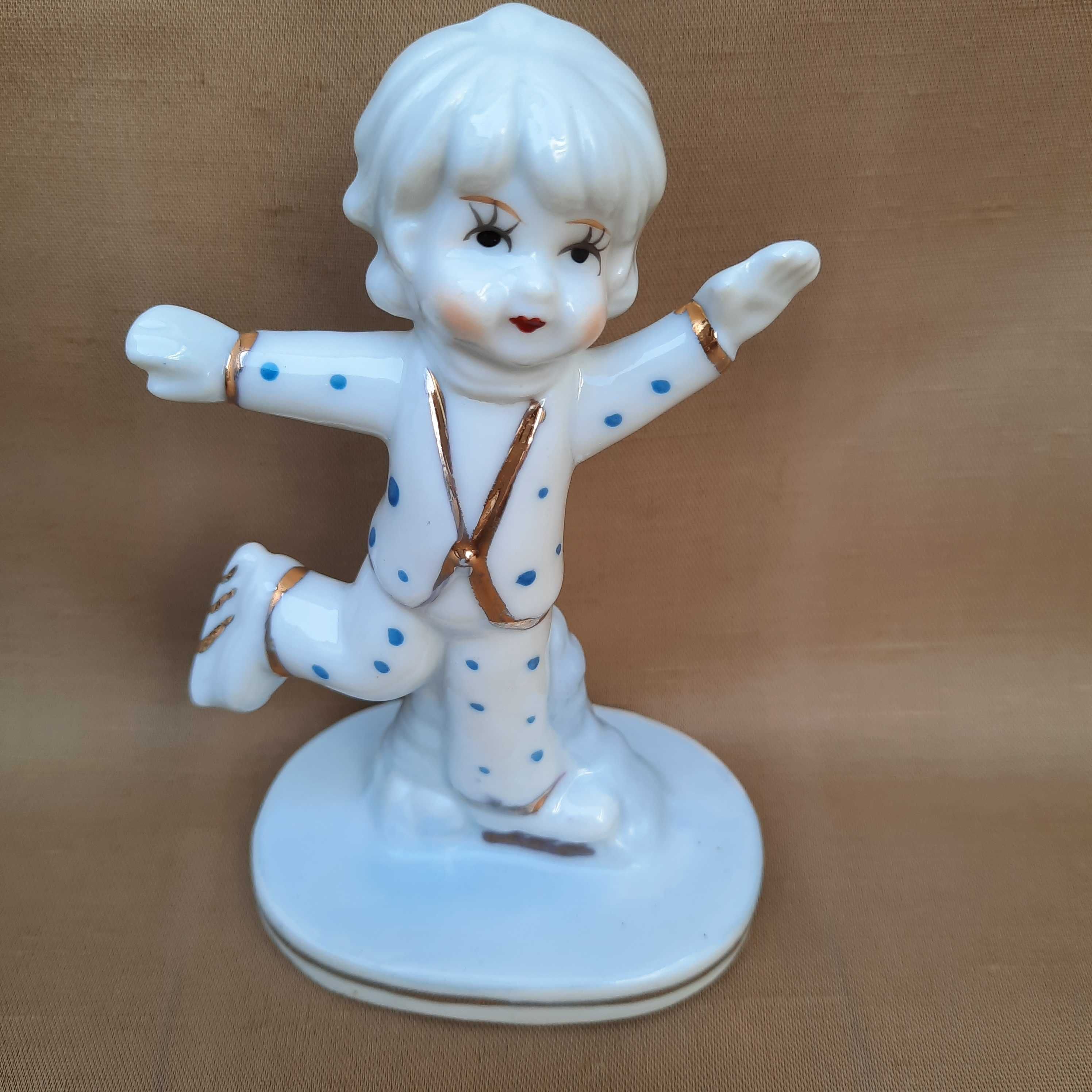 Estatuetas de porcelana de crianças. Congunto.