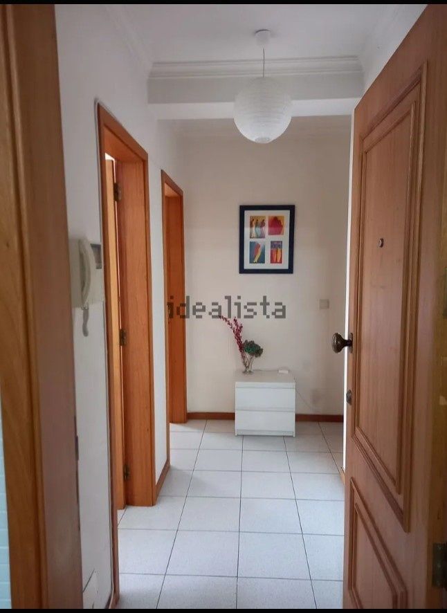 Procura-se menina estudante para partilhar apartamento