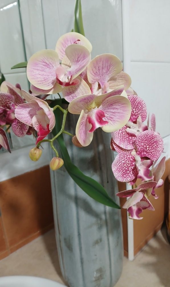 Jarra  cinzento azulado em cerâmica com orquídeas