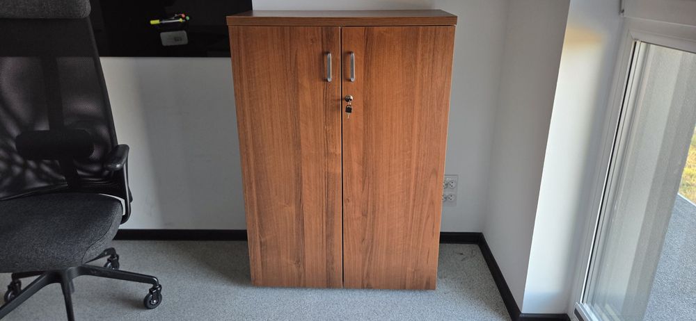 Komoda na dokumenty segregatory zamykana na zamek 3 pólki orzech ecco