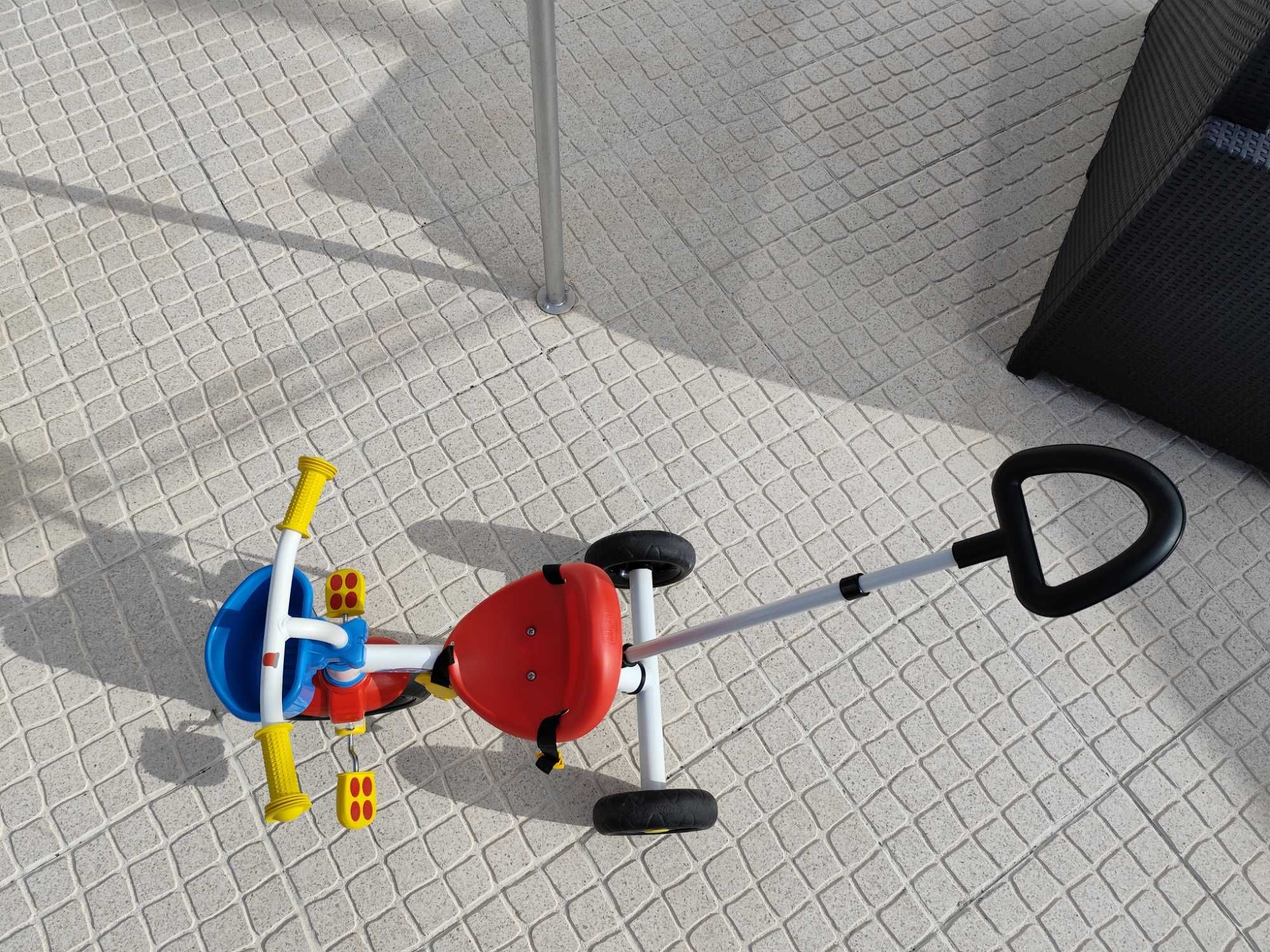 Triciclo de aprendizagem U-Go da Chicco, excelente estado.