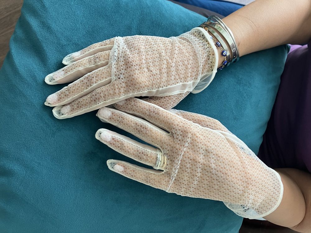 Luvas em renda de seda