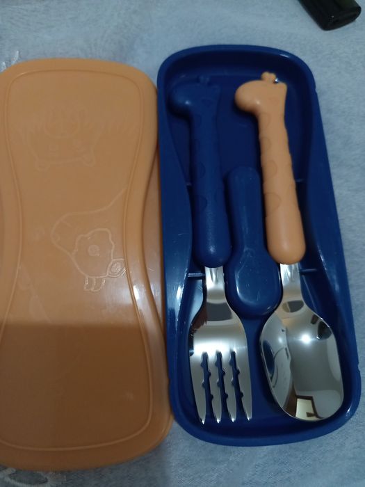 Caixa organizadora de talheres.