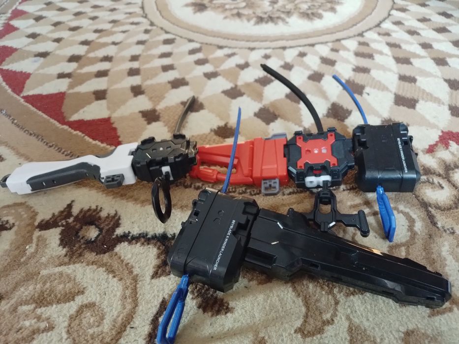 Продам набір іграшок бейблейд