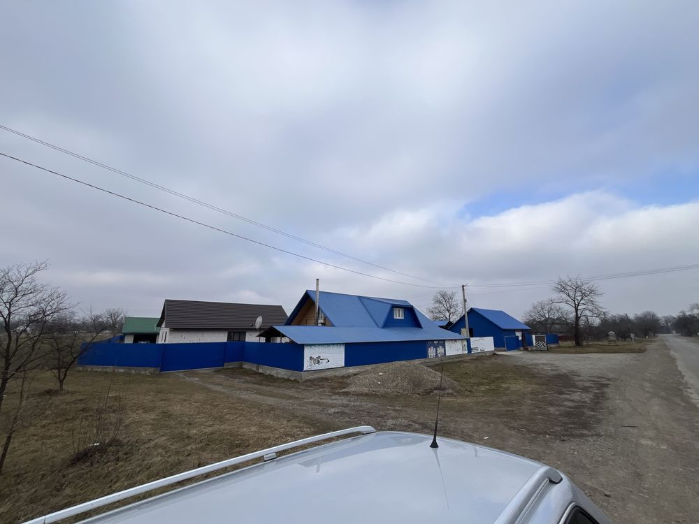 Продам 1га землі з складами і хатою