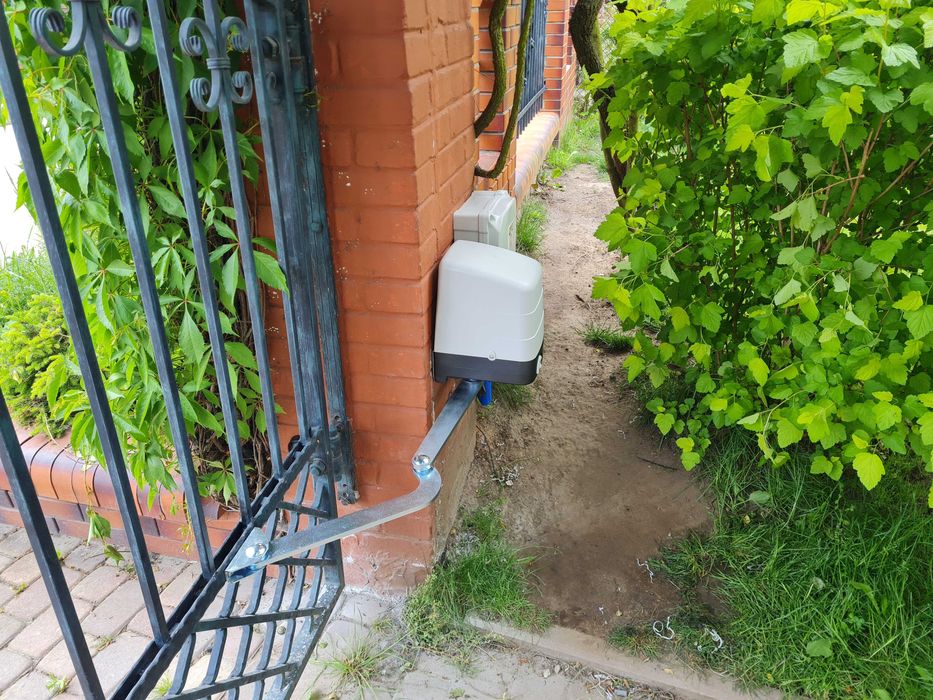 Napęd bramy skrzydłowej SET ROGER BH23/252/F silnik bezszczotkowy