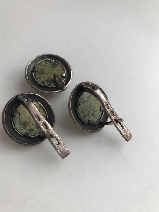 Комплект из серебра 925 пробы ( серьги, кулон  с змеевиком)