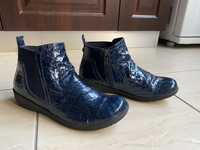 Ботинки из лаковой кожи синего цвета