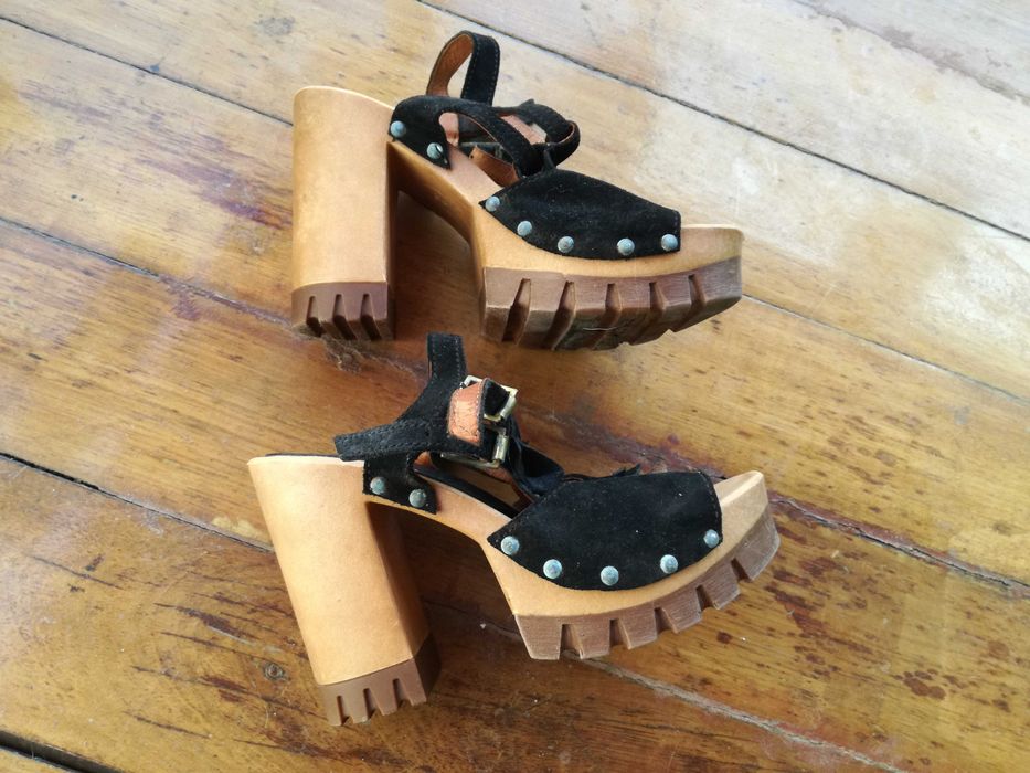 Sandálias pretas de tacão in extenso