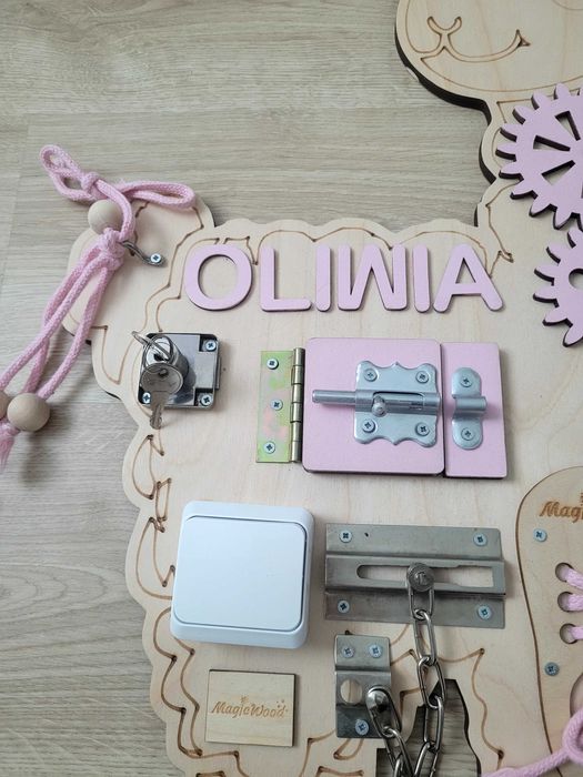 Tablica manipulacyjna z imieniem magic wood