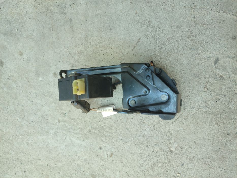 Продам замок стекла задней Ляды багажника на BMW e39 touring