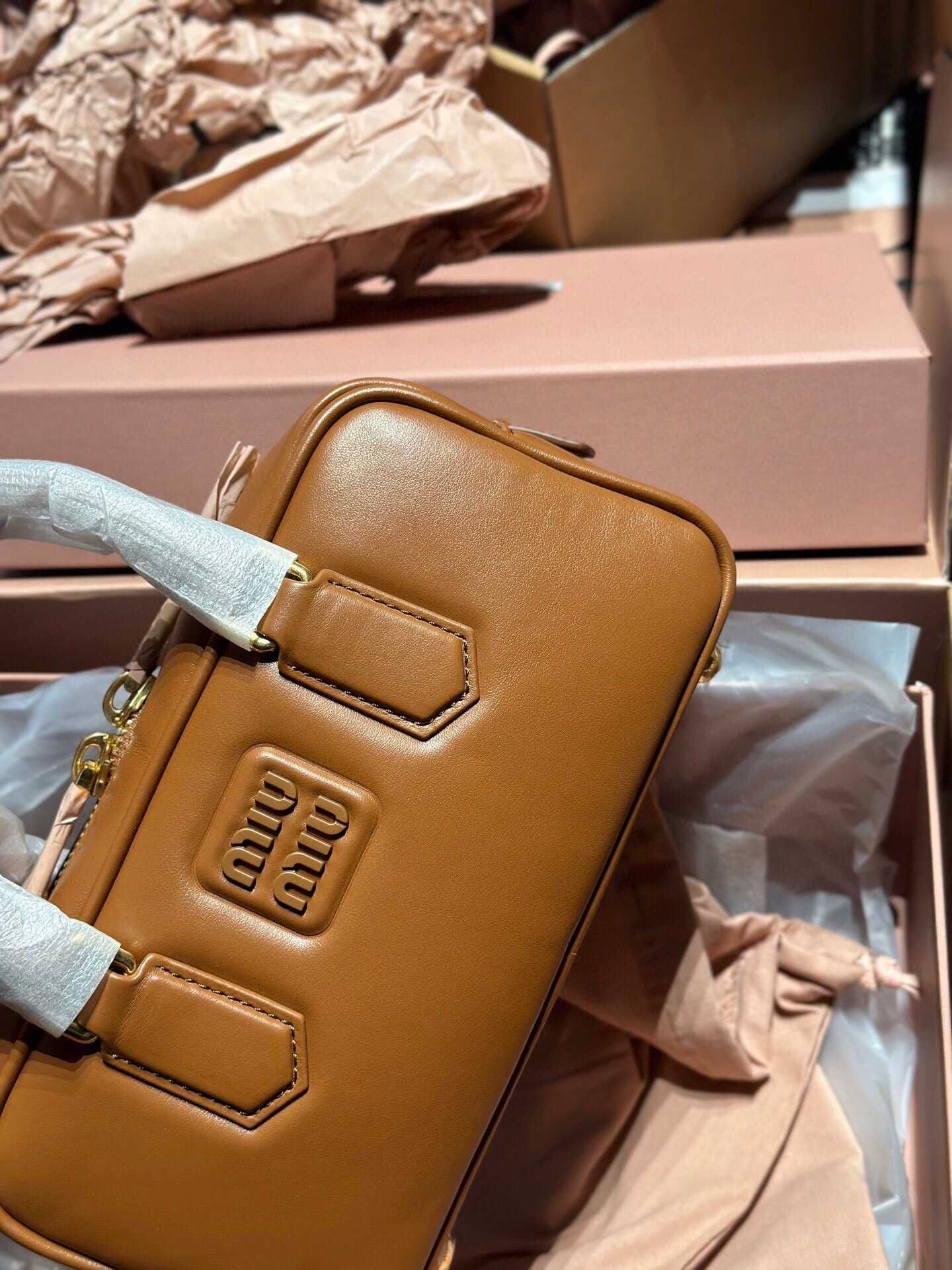 Brązowa Miu Miu Torba – Modny Akcent Codziennych Stylizacji