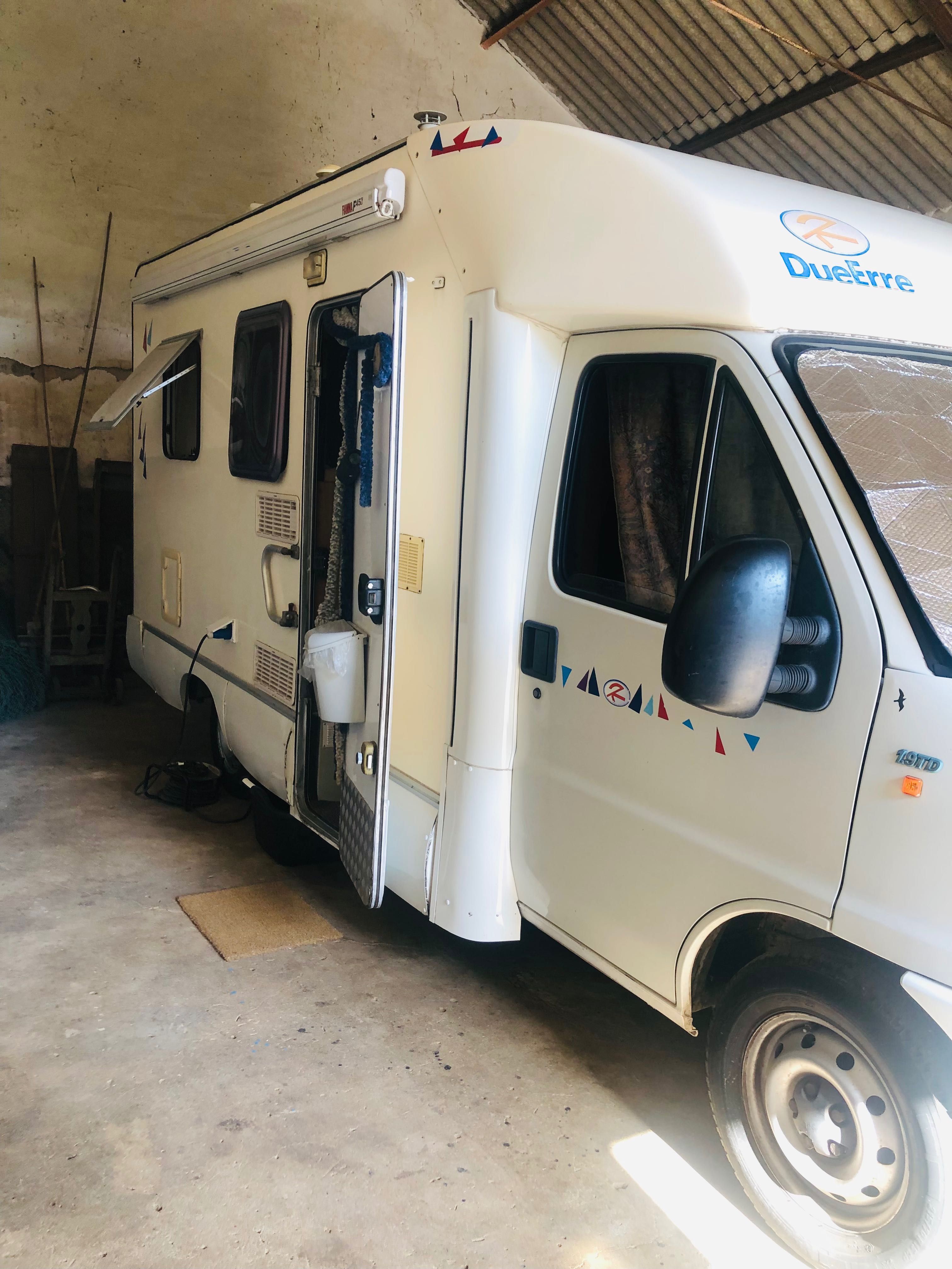 Vendo autocaravana funcional e compacta